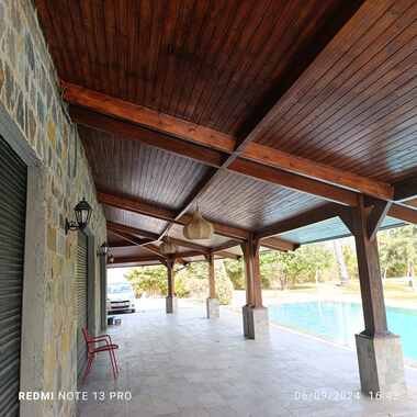 Structure en bois type pergola avec évacuation eaux pluviales - chantier charpente Travaux TIE Casablanca